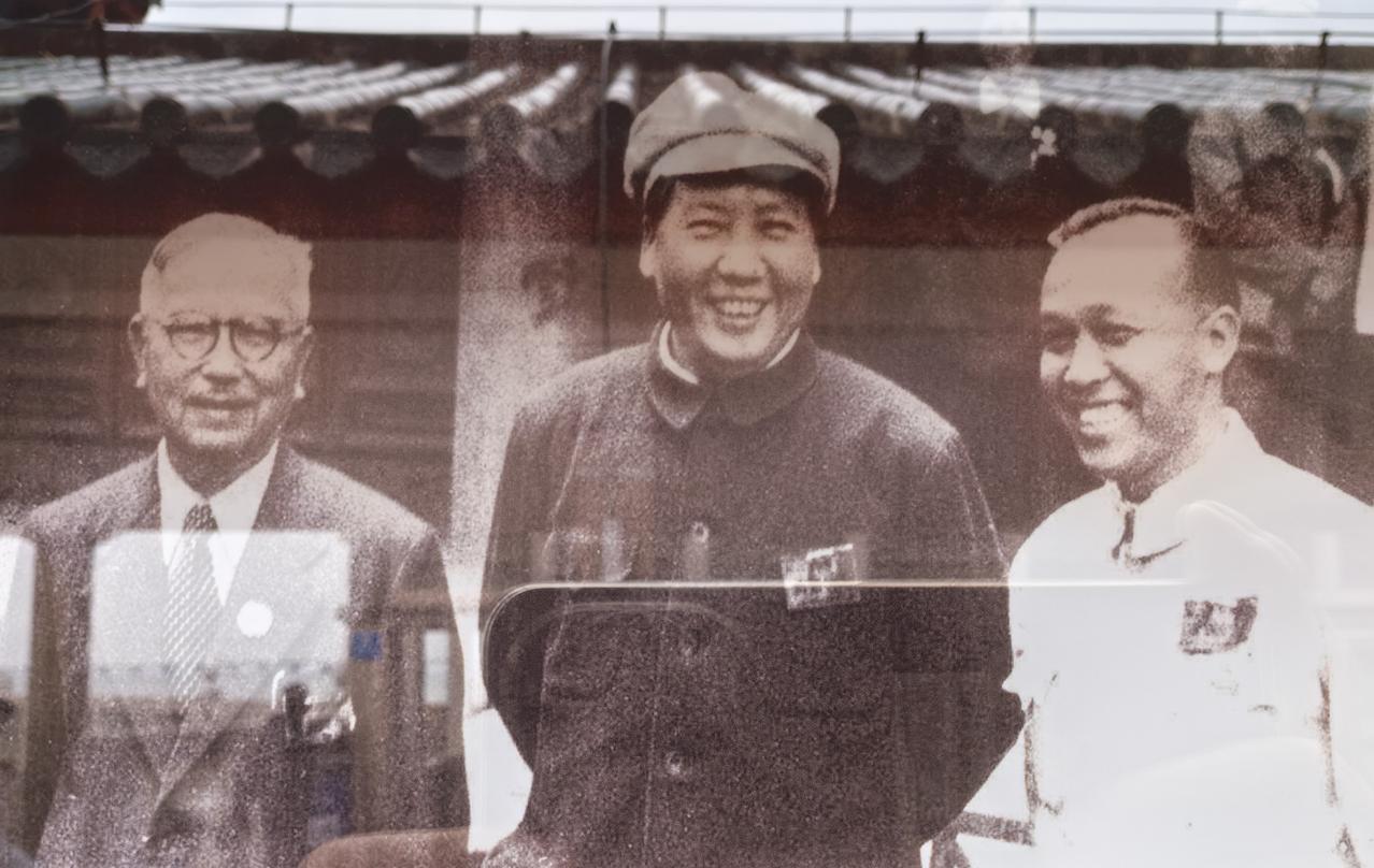 他可以把儿子送去剿匪，送去解放西藏，送去越南，但偏偏送去了最最危险的战场。

对