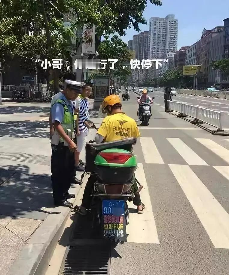 北京快递小哥的电动自行车换专用号牌了？

今天是8月2号，据说从昨天开始快递小哥