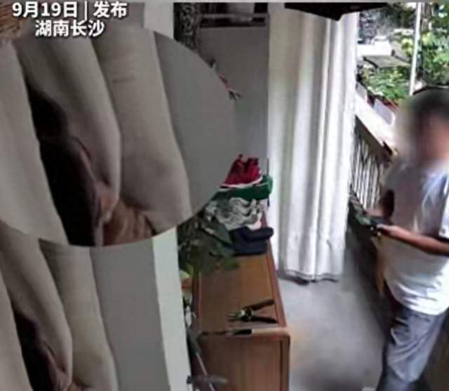 女子洗完澡没穿衣服，快递员推门闯入把女子看了个精光，还不道歉