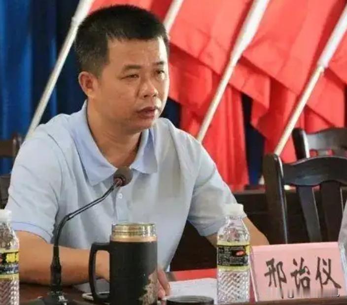 一个“拼凑”出来的副县长：2000万现金在保险柜里发霉，档案里全是假的！

这个