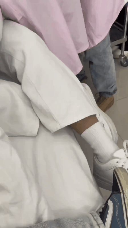 这个男孩究竟是得了什么病？
怎么有这么多女护士在病房里为他检查身体？
看着这么多