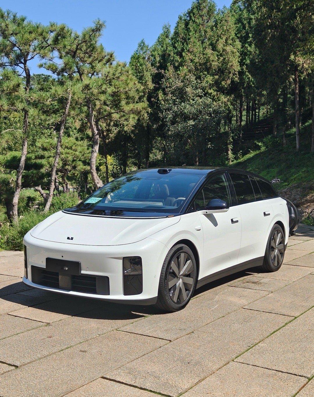 理想i6的白、银、黄、灰、黑五种车漆～我最喜欢云朵黄，是这次的新色，它真的给人一