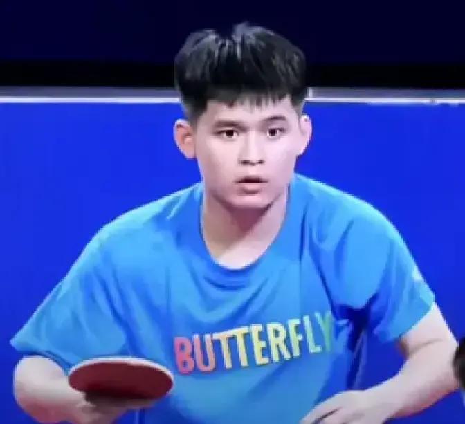 刷到个视频，讲林诗栋的故事挺戳人的。
 
海南普通家庭的孩子，四岁时五块钱买的球