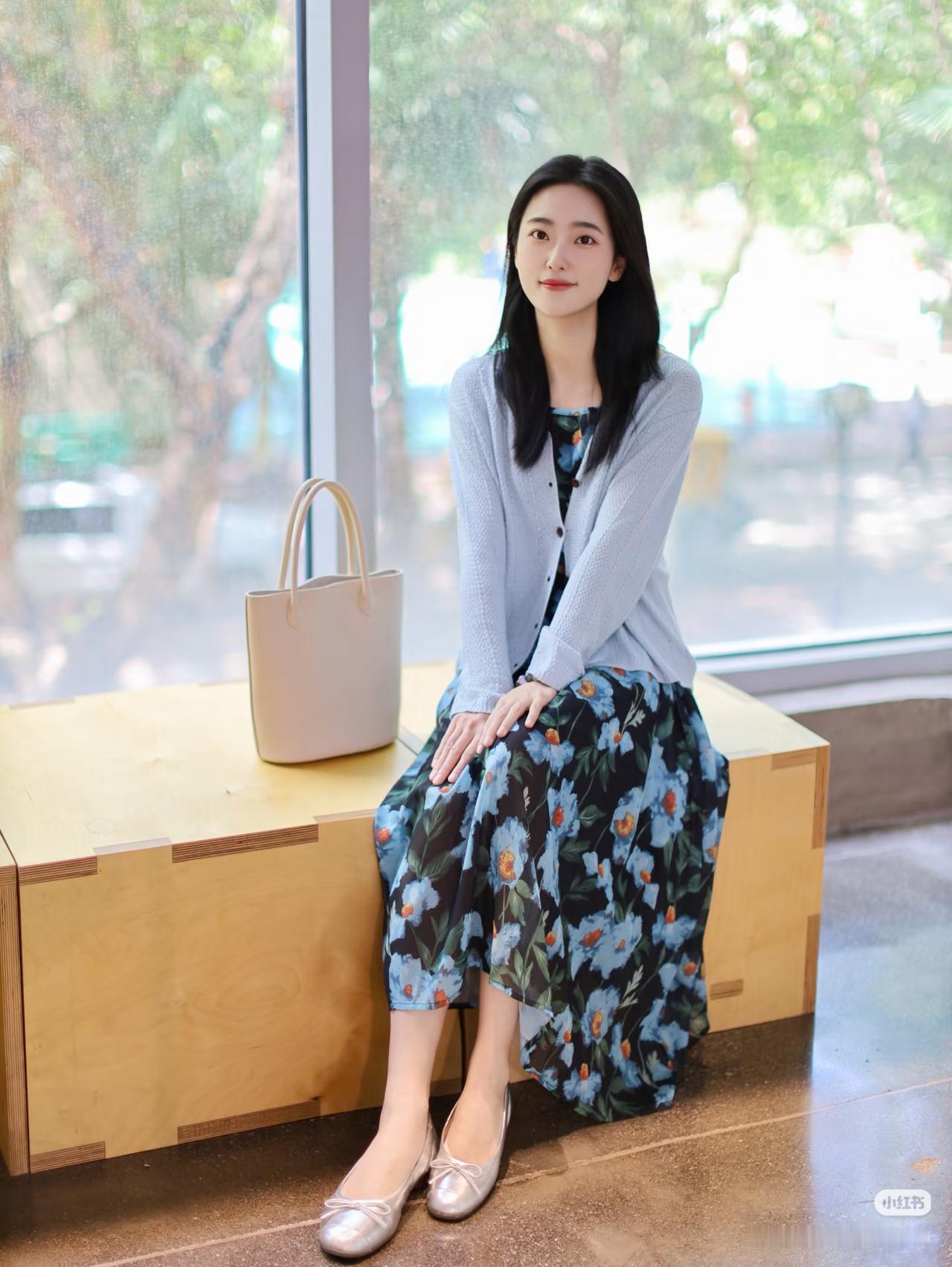 花影摇曳间，美人倚窗坐。