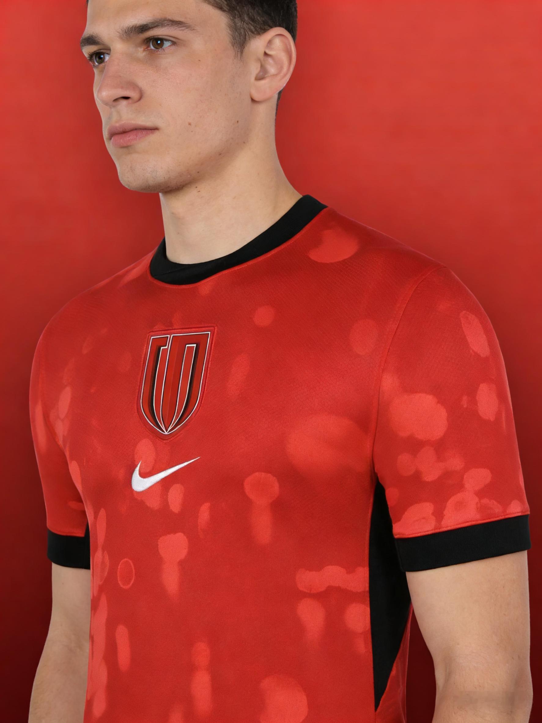 中超球衣这个设计是想把成都的烟火气融入球衣，但密集的不规则斑点对视觉冲击力较强。