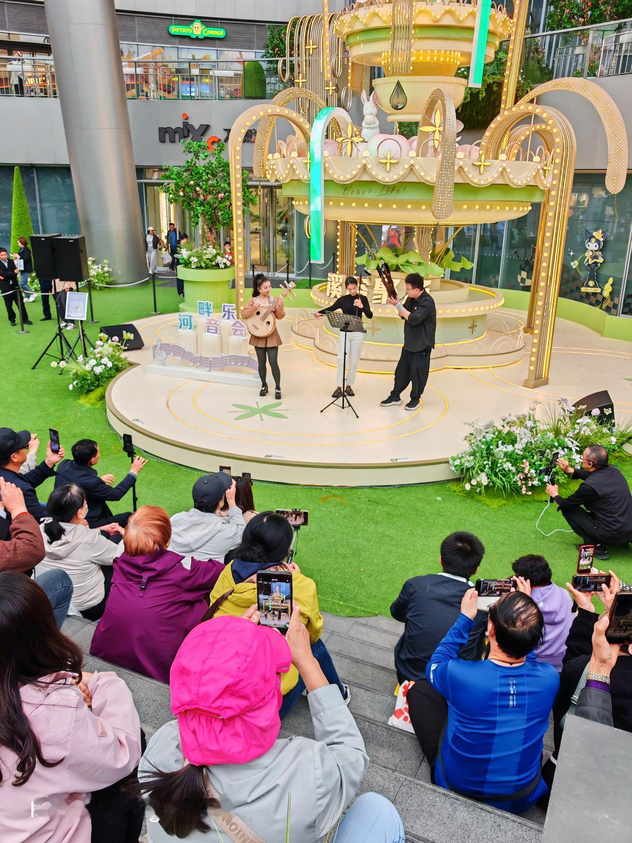 分享一张最近随手拍的照片通州万象汇北京民族乐团演奏