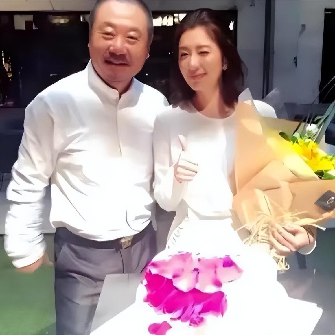 [微风]1988年，范伟在母亲的逼促下，和一名护士相亲，谁知，对方不仅不说话，连