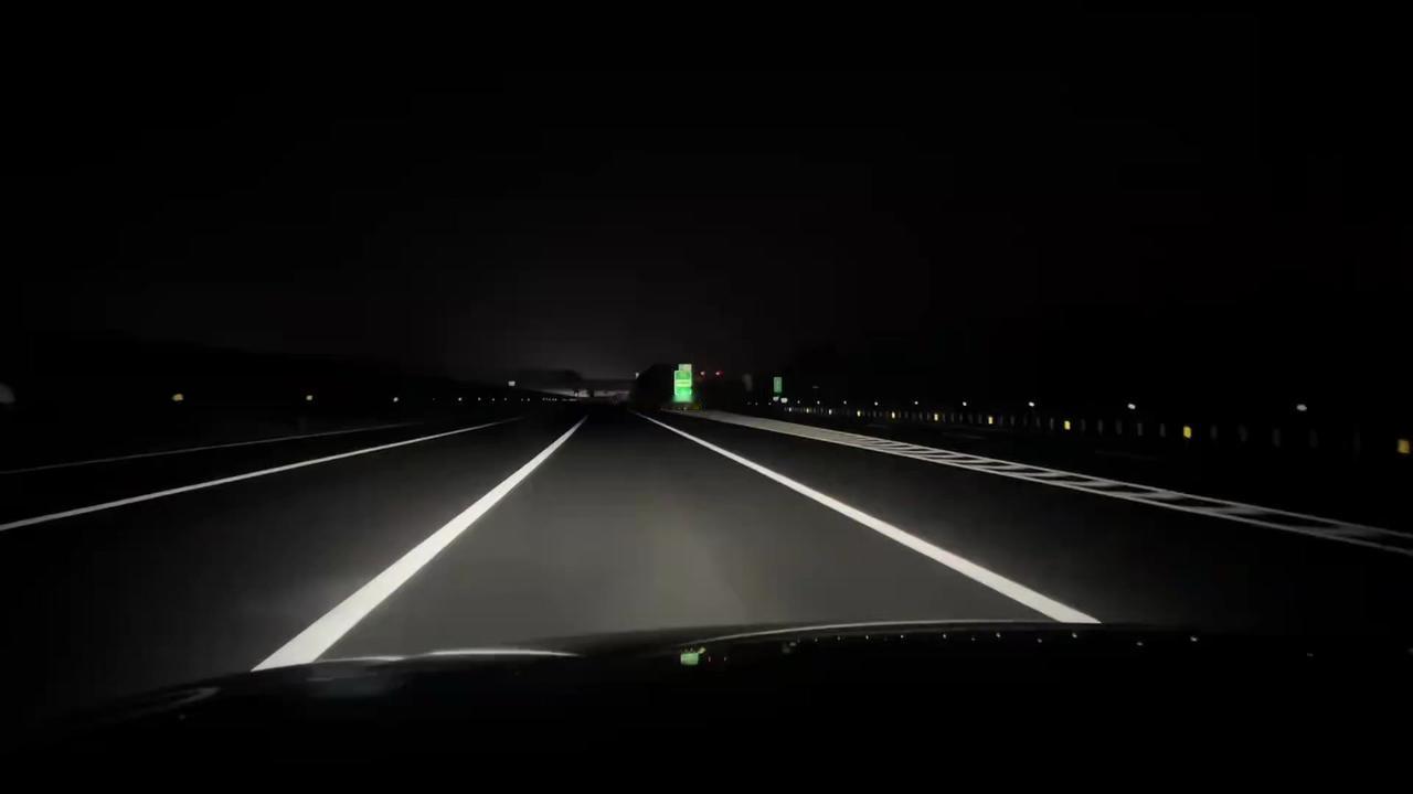 1️⃣18年夏天，我和朋友带对象去西果园战备路兜风，6点多出发，9点多才往回赶。