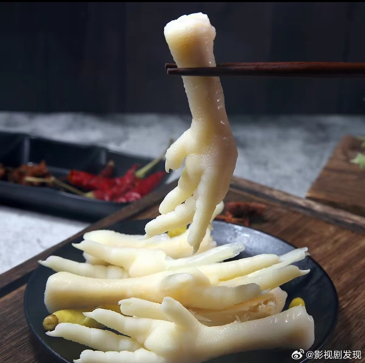 双氧水鸡爪 天塌了！这次瞄上了泡椒凤爪，我就想问这东西有谁没有吃过啊？ 