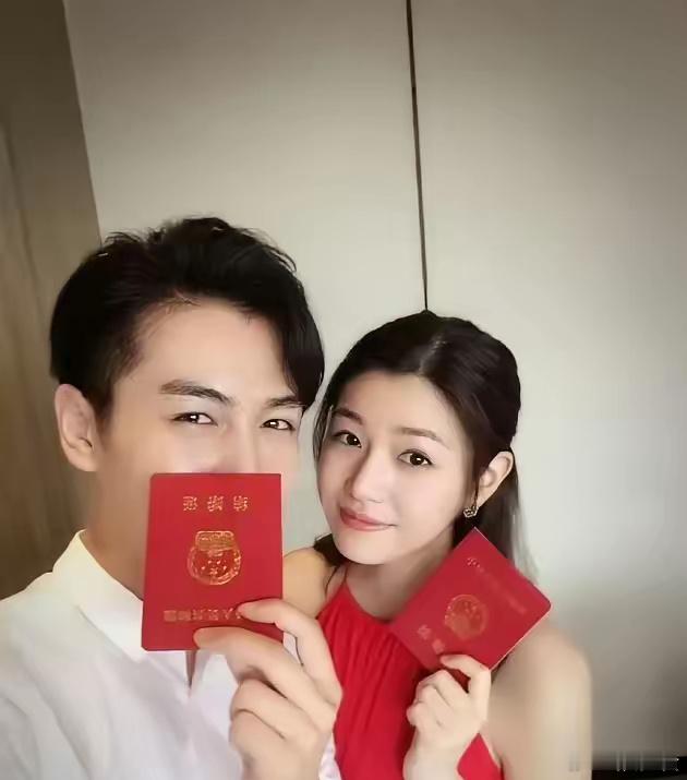 陈晓这波离婚风波可谓是越扒越精彩！结婚官宣的时候结婚证拿倒了。杨丞琳为好友陈妍希