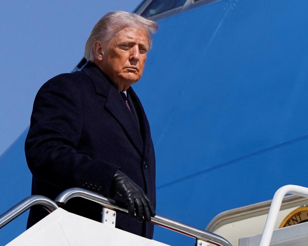 🇺🇸🇮🇷特朗普在抵达德克萨斯州发表石油演讲时，发动了对伊朗的战争。

那