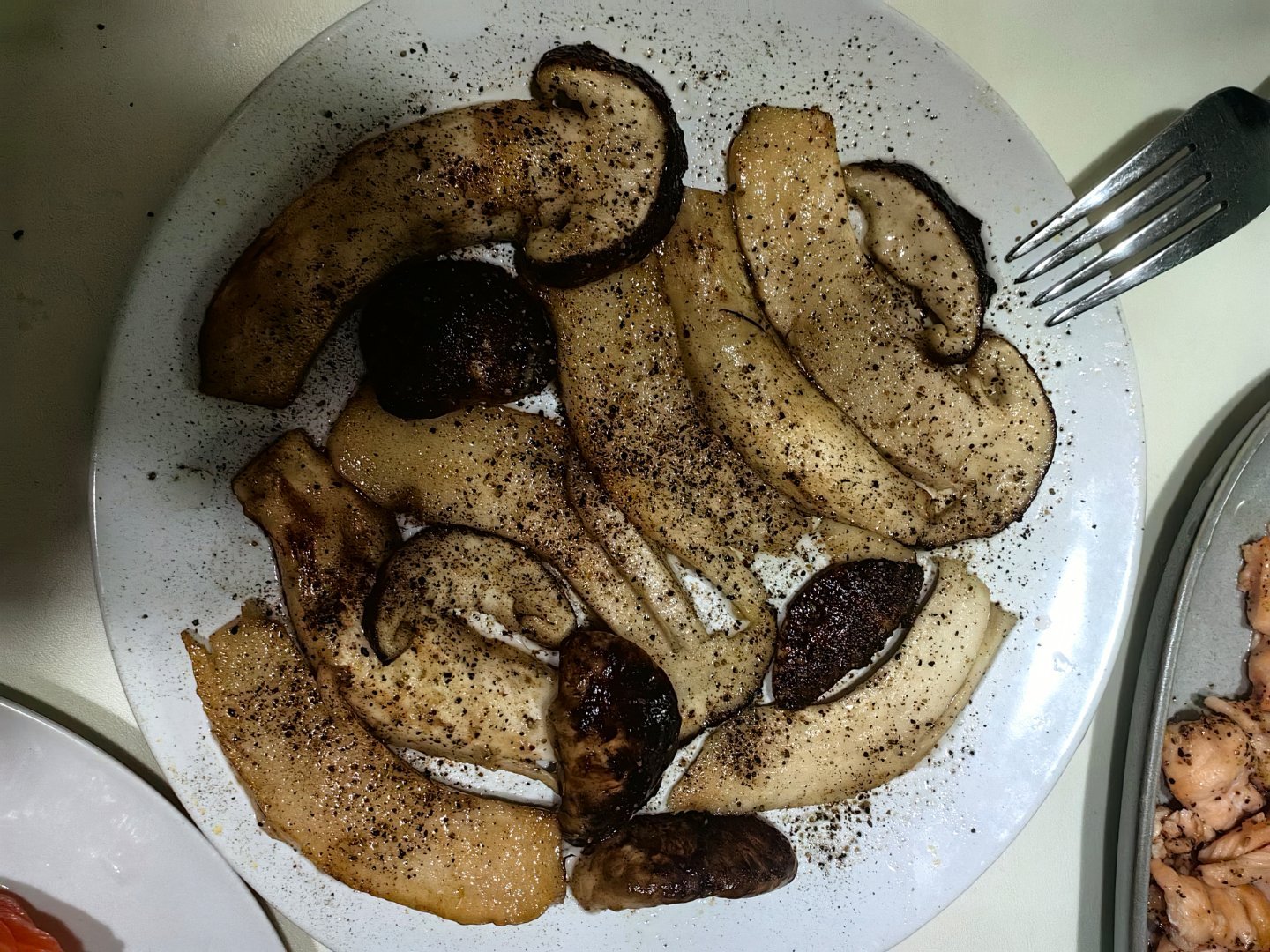晚餐特色菜松茸——朋友送的，可能是蘑菇类中最珍贵者，因为都是野生的，还不能人工培