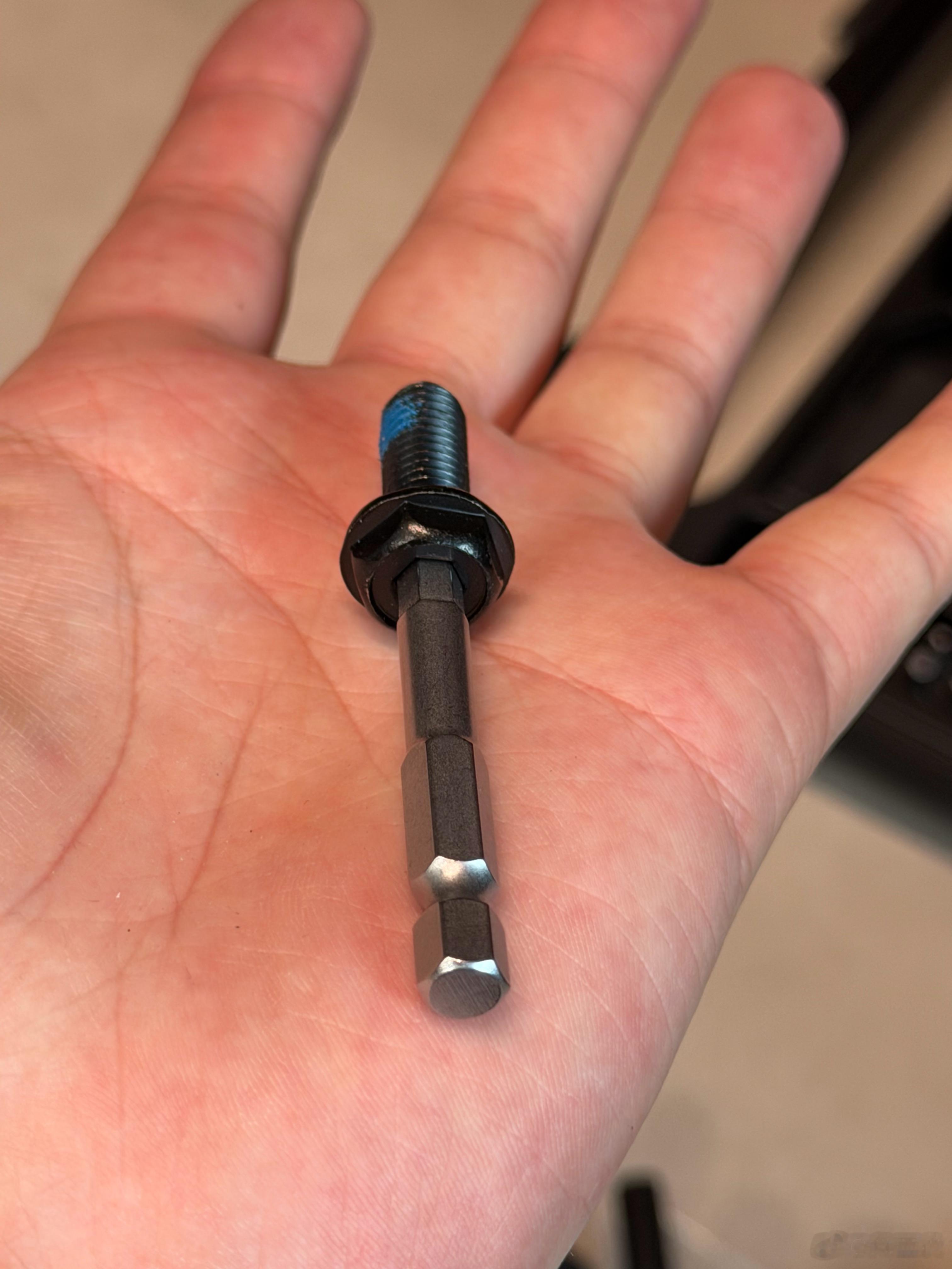 我的朋友买了一把电脑椅，这么简单的小东西半个小时了居然还没组装完成，他让我发微博