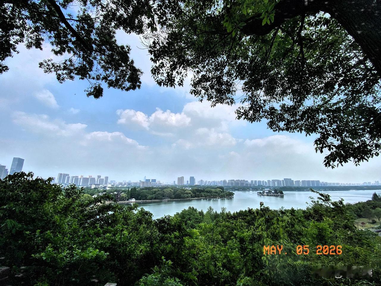 立于上方山顶椤伽塔下，极目远眺石湖全貌，可见湖心岛宛如一艘诺亚方舟，静静地卧于湖