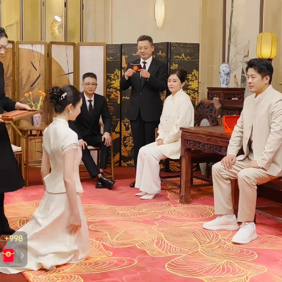 辛巴得罪哪位大佬、主流媒体密集报道，怎么这么多人怕他直播呢？

得罪三方：快手平