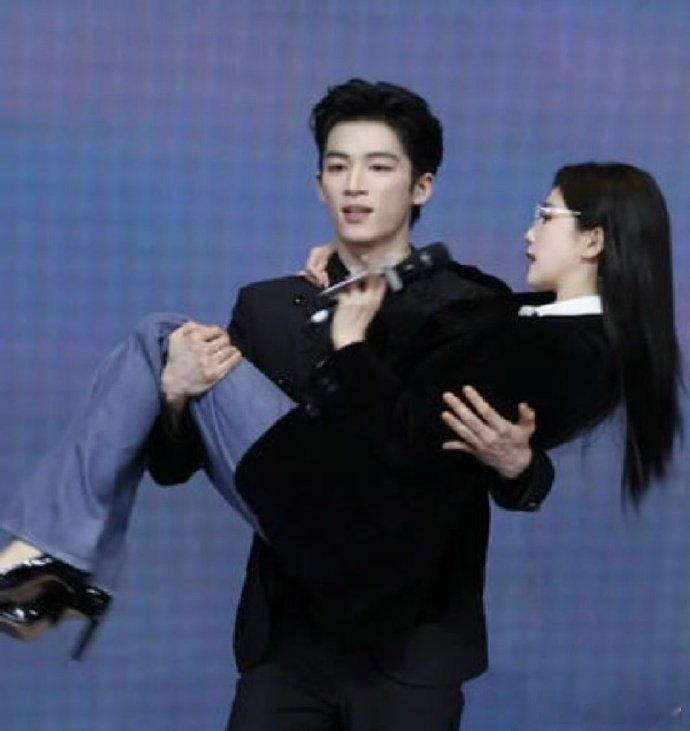 王星越白鹿大手包小手 王星越看白鹿的眼神也太温柔了吧✨！乖乖配合她玩游戏，主动伸