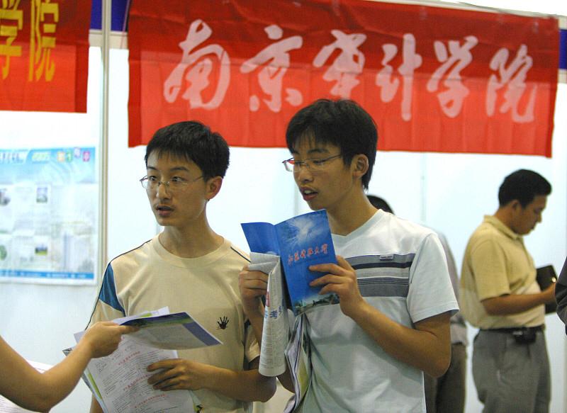 前阵子刷到一对双胞胎兄弟，考分差3分，最后硬要挤去同一所211，结果一个去了自己