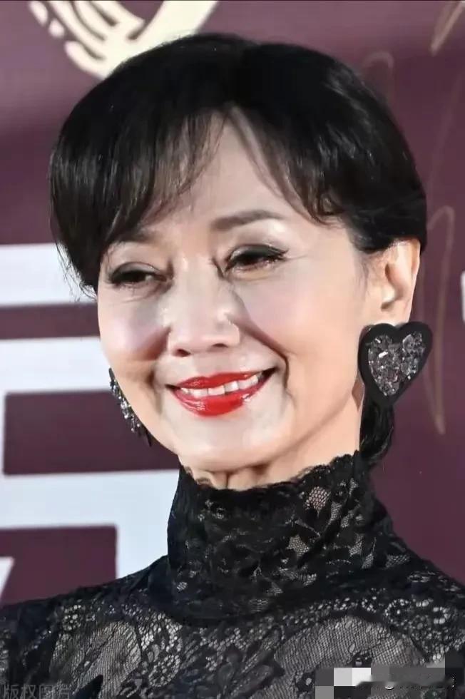 70多岁了还这么漂亮，真是惊呆了众人！
这才是她真正的面目吧，以前那些照片应该都