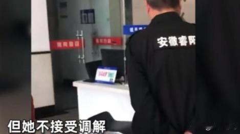2023年，安徽合肥一名985女研究生凌晨帮父亲摆摊卖菜，摊位被掀翻，可她一没哭