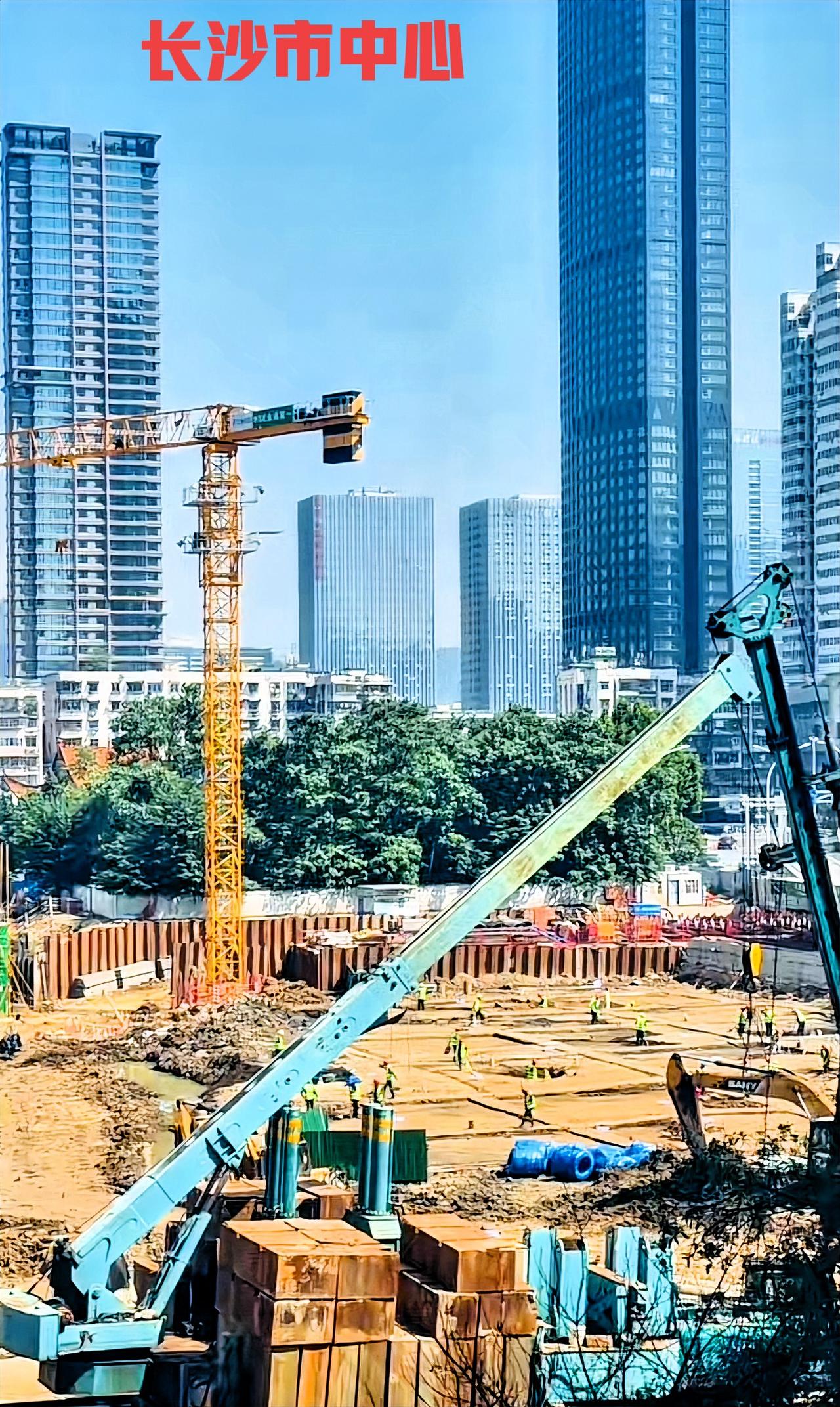 从长沙市中心，这些工地以及周边的高楼来看，显得很有一种超大城市的气质。当然了，这