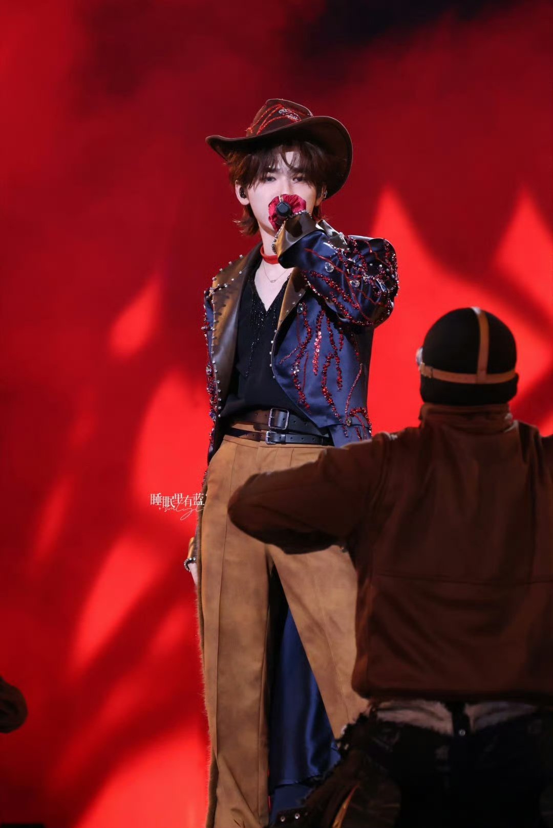 宋亚轩红色choker造型真的好好看啊 