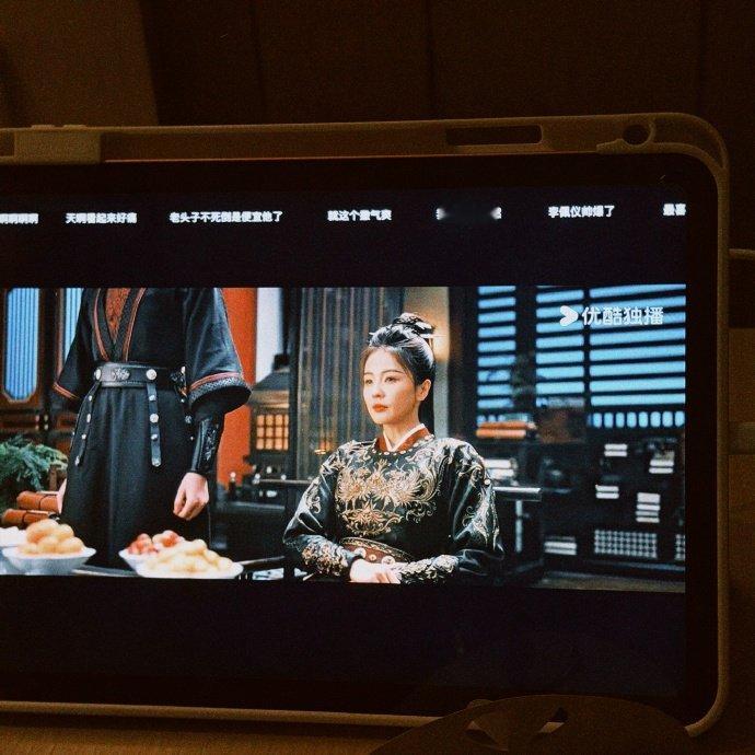 李佩仪人前人后 白鹿李大人脆皮仪 李佩仪人前人后，白鹿李大人脆皮仪，这个满分反差