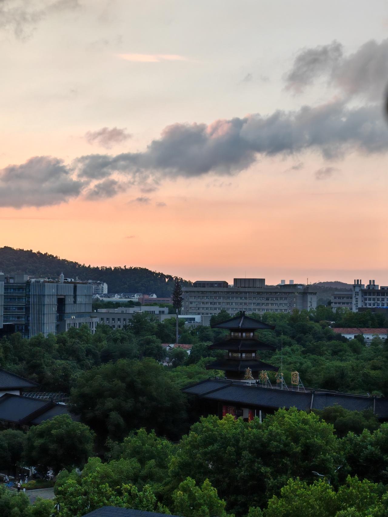 晒图笔记大赛暴雨之后的夕阳，美不胜收。