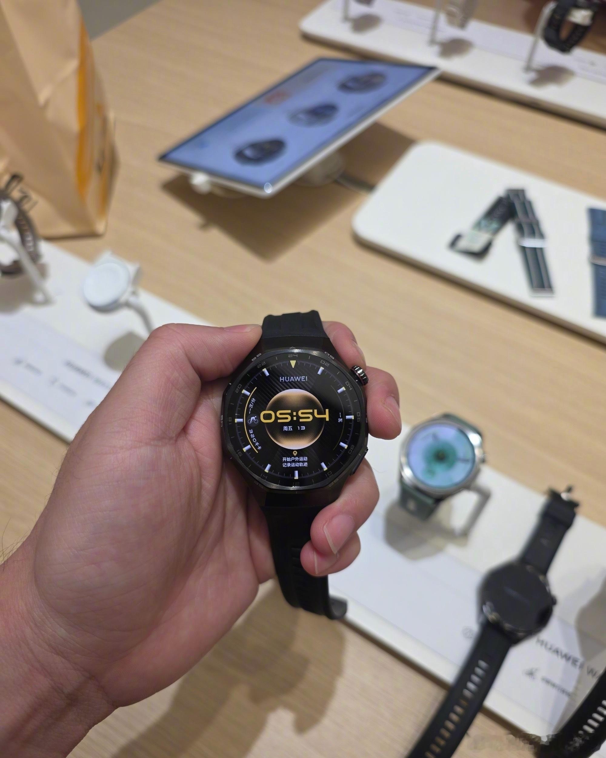 今天去逛万象城，顺便买了一台新华为手表GT6pro