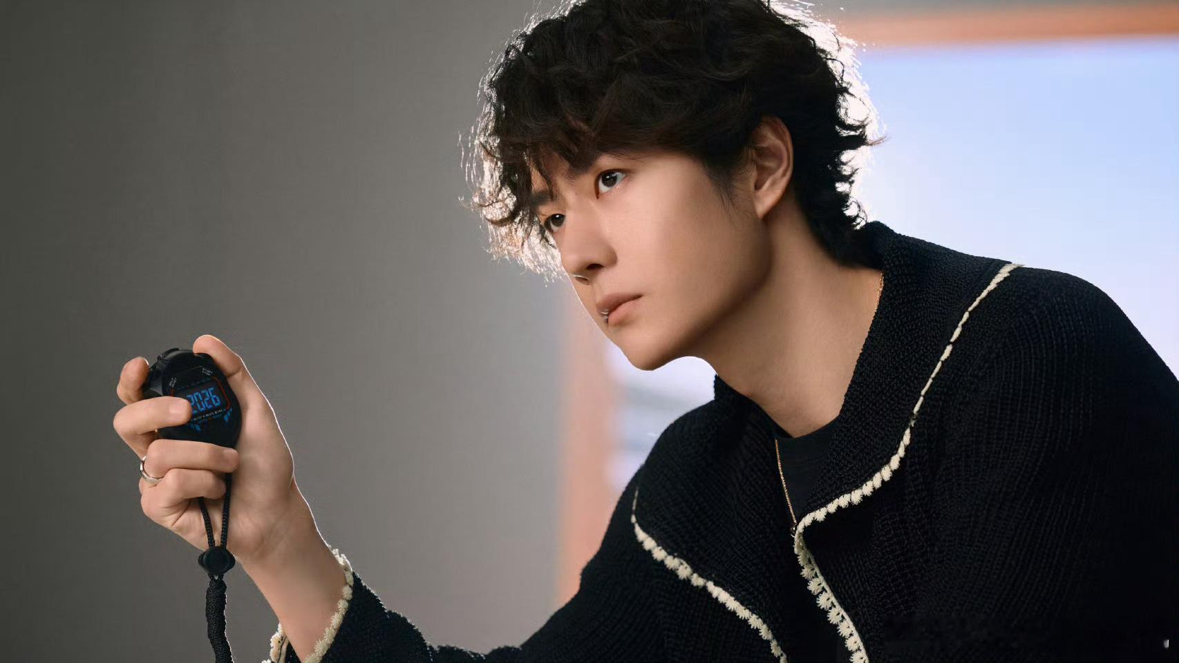 王一博新年开工第一天王一博开工侧拍花絮图 王一博开工侧拍花絮图，是王一博新年开工