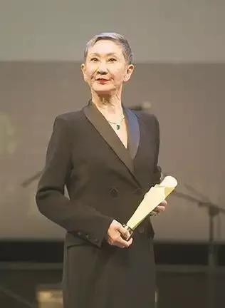 酒会上人人都端着。英文粤语普通话搅成一团，低分贝嗡嗡响，脑子得转八个弯才能接住话