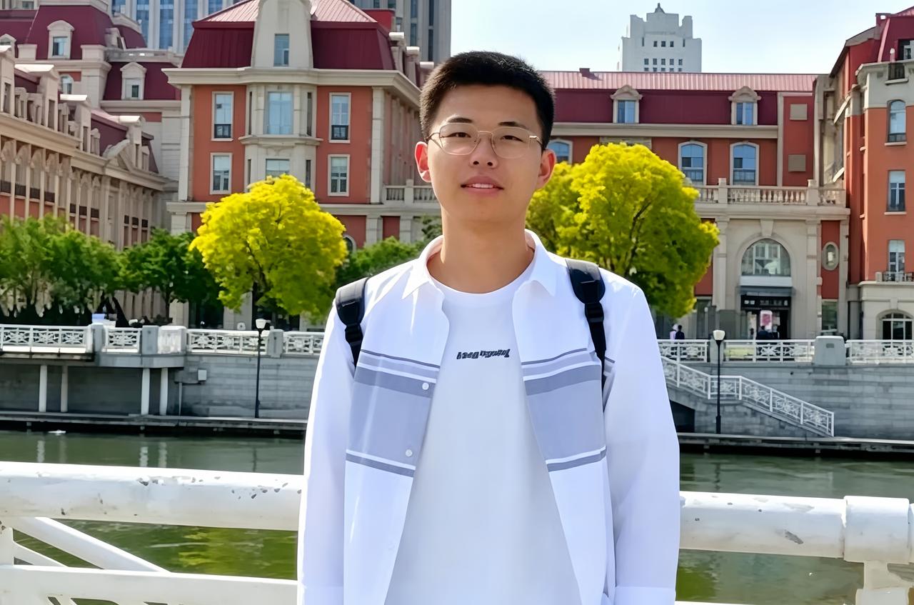 他是恢复高考后极具戏剧性的人物。二零一五年，他曾以六百九十分的高分进入最高学府北