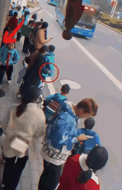 那么多人看着呢，还偷东西