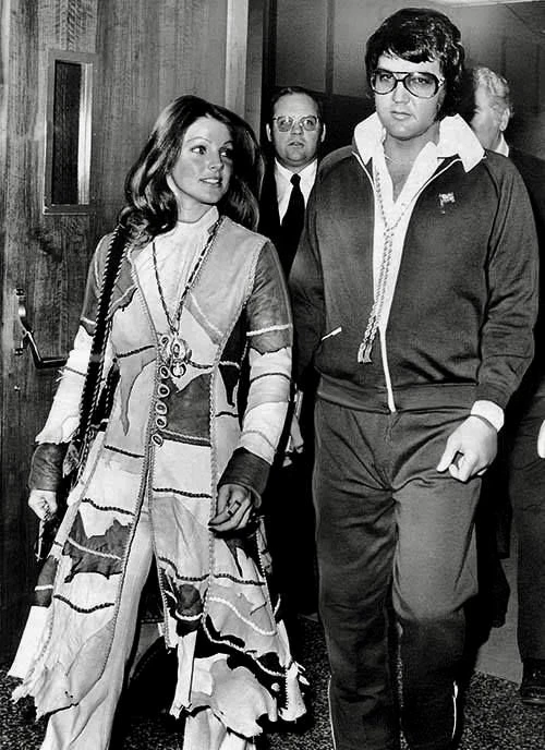 1973年，猫王和普莉希拉离婚后走出法院！