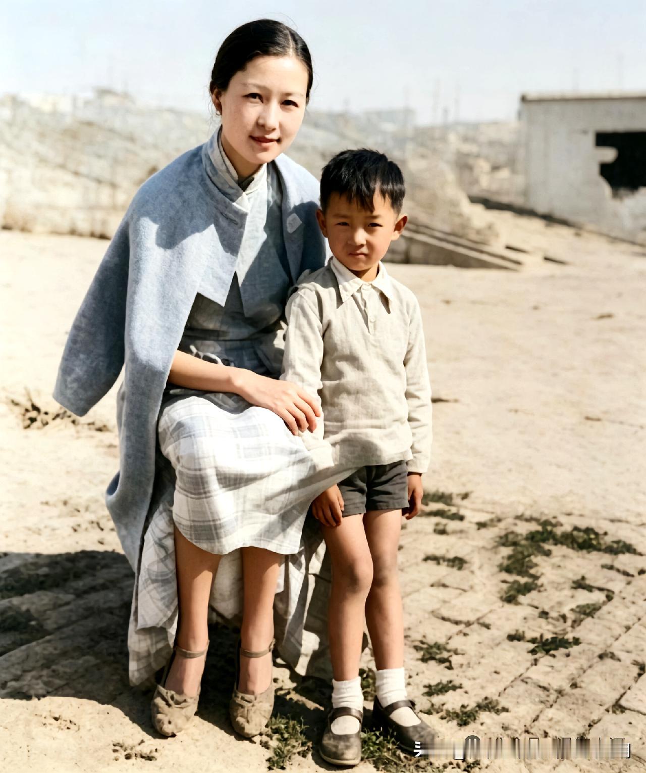 90年前：林徽因与梁从诫母子俩在故宫老墙下的留影

这张林徽因母子俩的历史照片拍