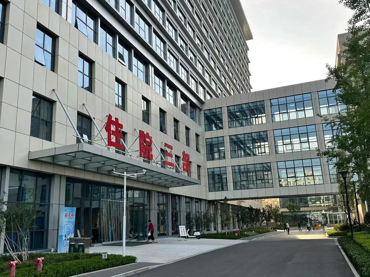 都说到了什么年纪有什么年纪的事。
以前只听说，人到中年，上有老下有小。
可年轻的