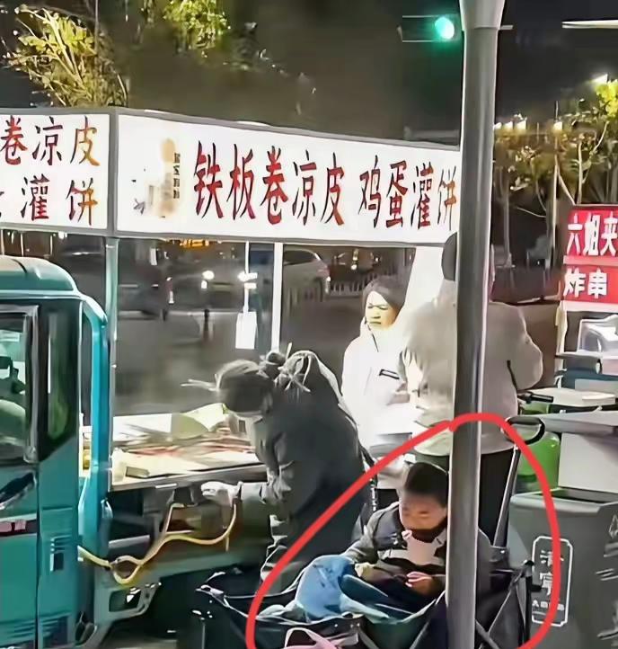 山东济宁，女子带着自闭症的儿子摆摊，男子却厚着脸皮问女子能不能请他吃一份凉皮？女