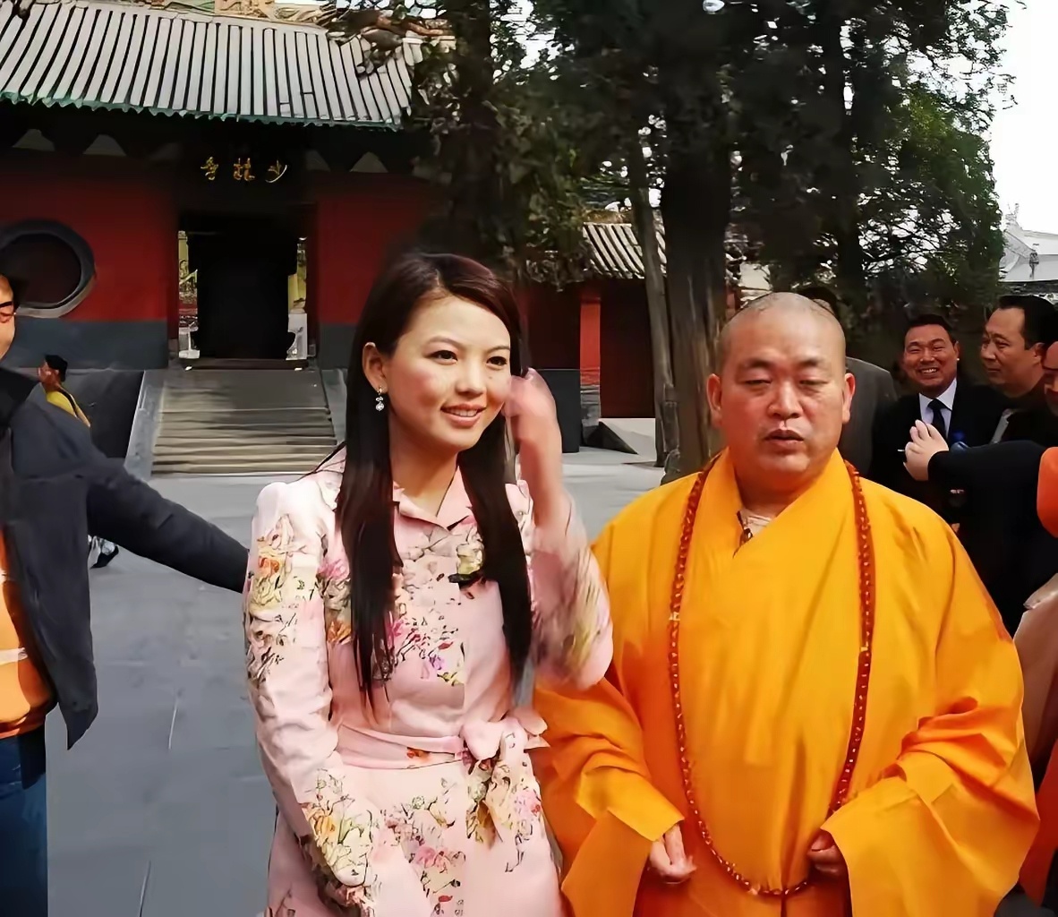 这是2008年，前湖南卫视主持一姐李湘去河南嵩山少林寺采访住持方丈释永信的合影！