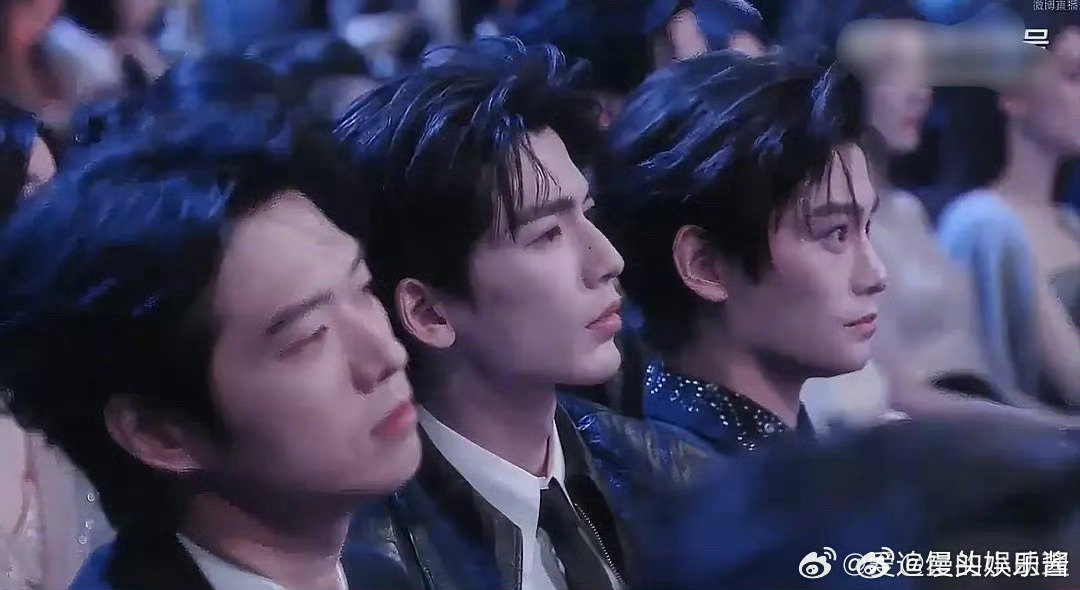 微博之夜内场丁禹兮、魏大勋、张凌赫同框，第一眼看到谁 