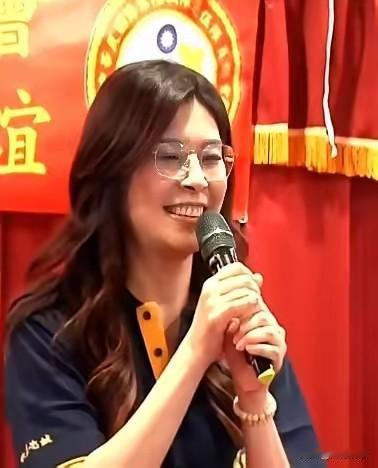 不靠喊口号博眼球！郑丽文与其他台湾政治人物的3个迥异之处
 
在台湾政坛的喧嚣声