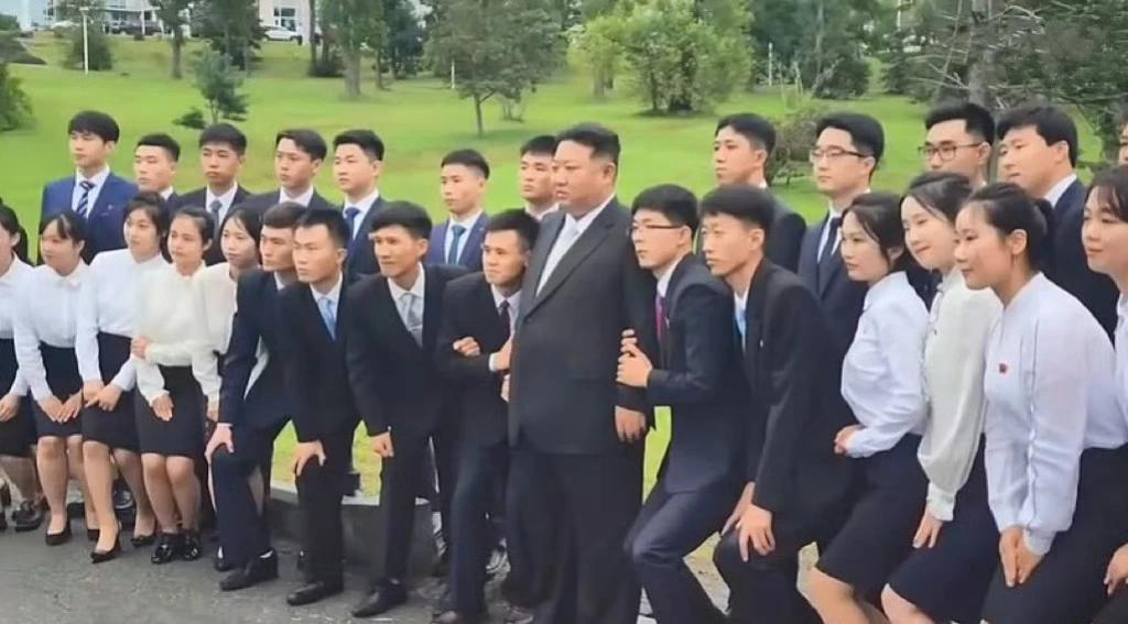 地表最强80后确实接地气，
该站着就站着。
相比之下，
右边那个高龄老人就演过了