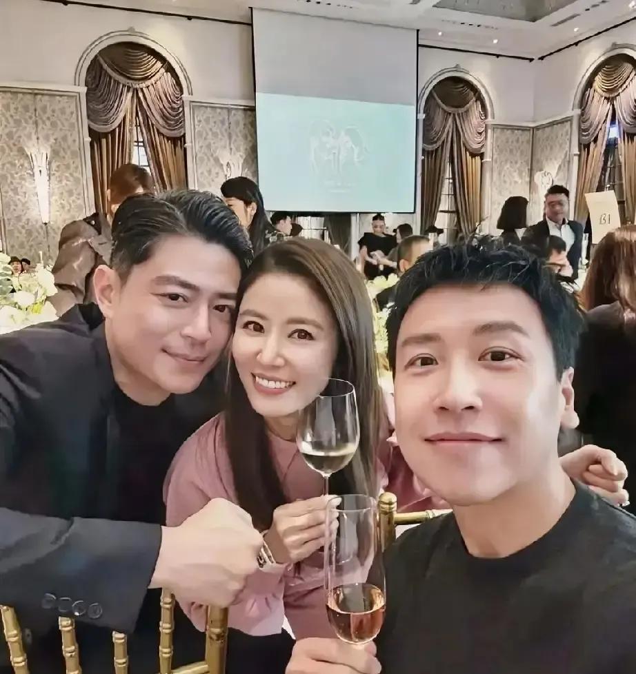 霍建华林心如把婚一结就是九年，社恐影帝配社交女王，画面自带弹幕。
他躲镜头，她挡