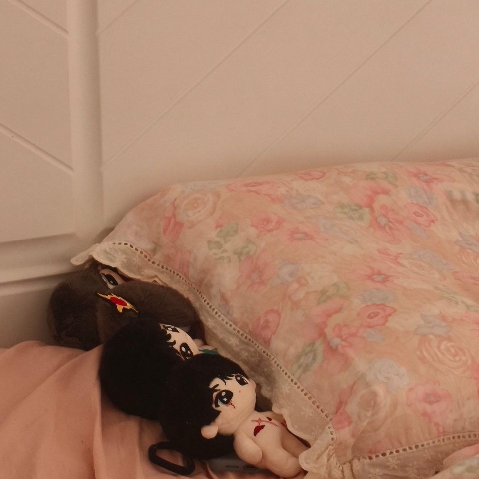 床上闹娃灾了 