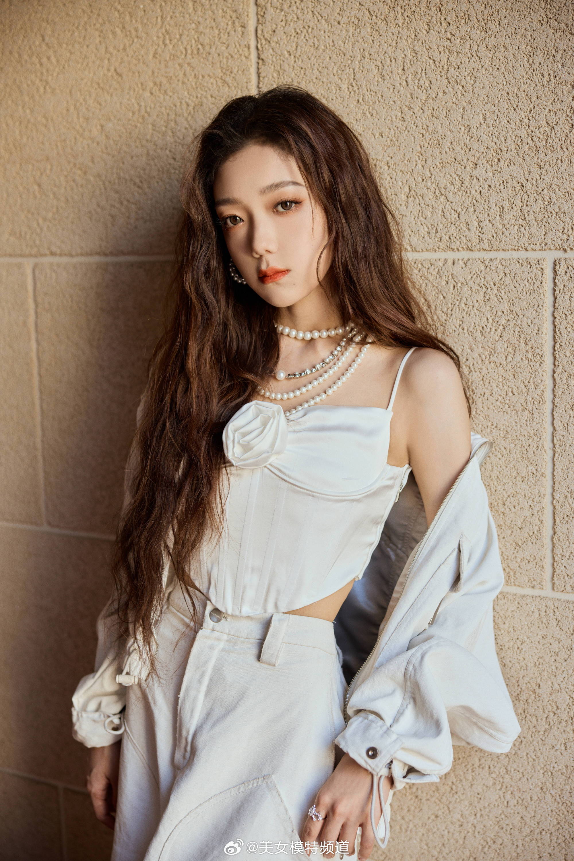 希林娜依高白色穿搭造型 