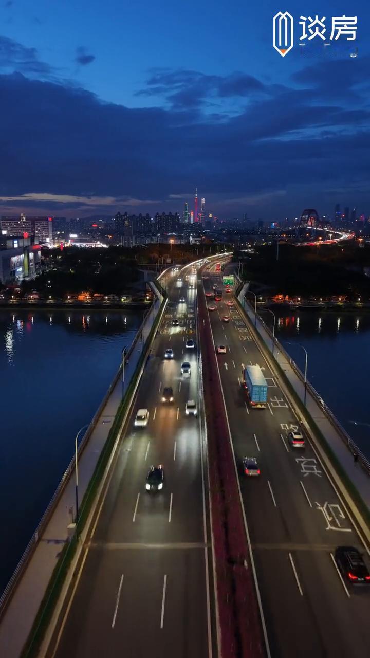 至美广州进城路，承包了一半夜景之美。
谈房。
想看清广州的夜？先跑一趟新光快速进