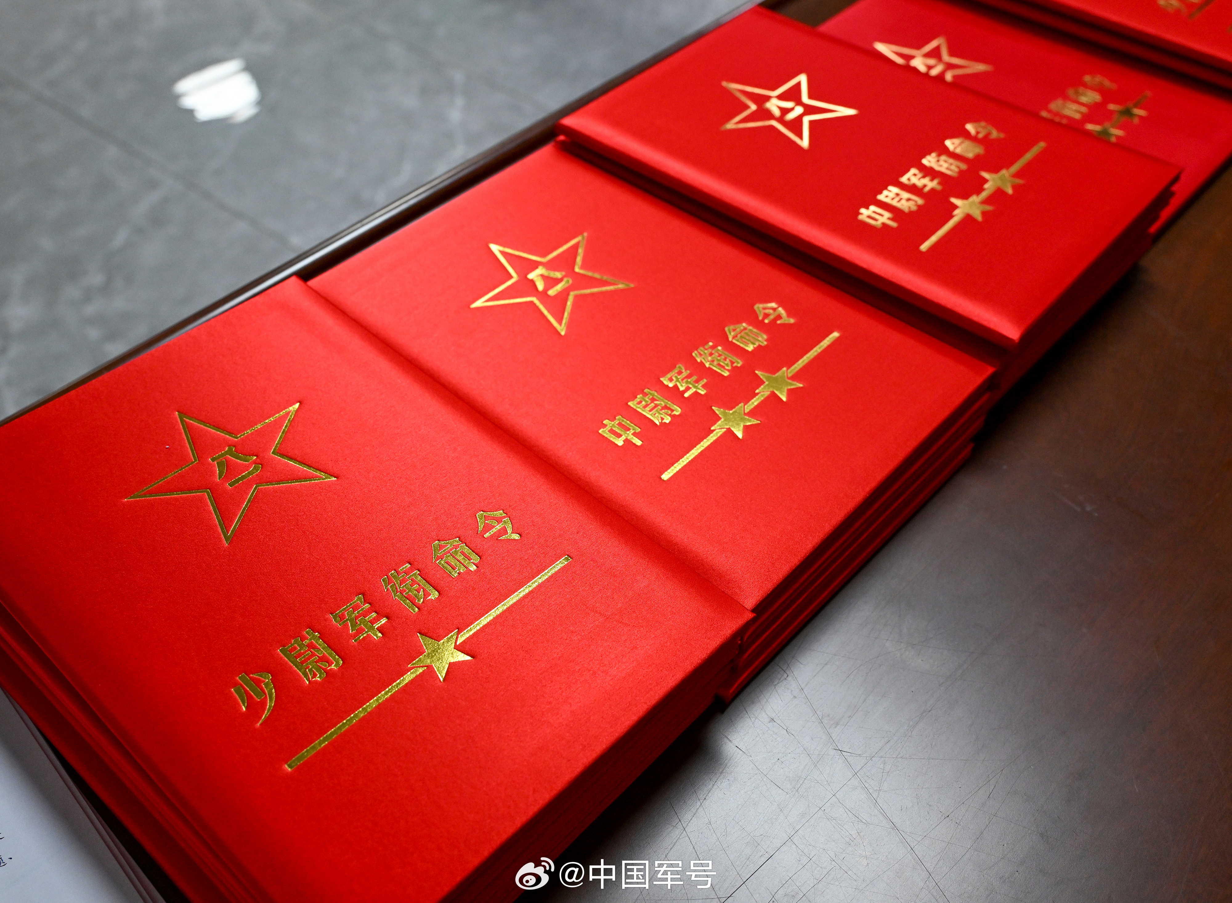 【我的军衔你们来见证！】近日，海军航空兵某部举行晋升军衔仪式，并邀请26名军人家