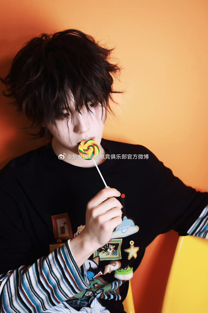 干净纯粹的少年气质扑面而来，整张照片清新又治愈。色调柔和，画面舒适，长时间盯着屏