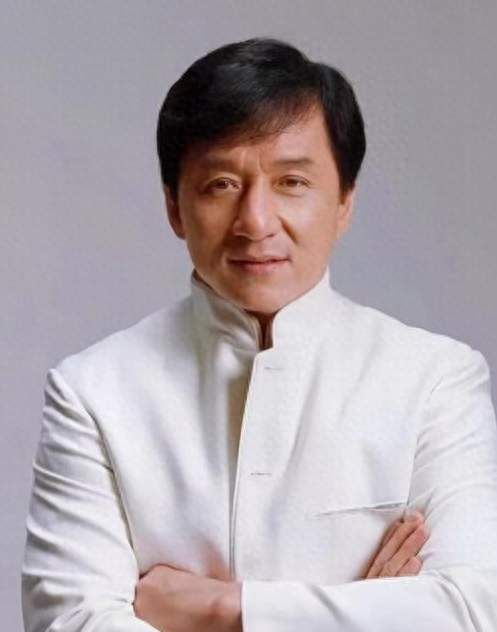 72岁成龙光膀抱娃刷屏，网友自嘲背后藏着普通人的自律焦虑
