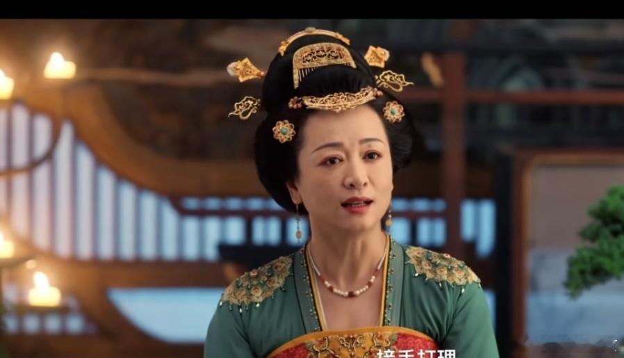 谭松韵季英英上桌 谭松韵饰演的季英英，在《蜀锦人家》中不畏家族偏见，毅然上桌，更