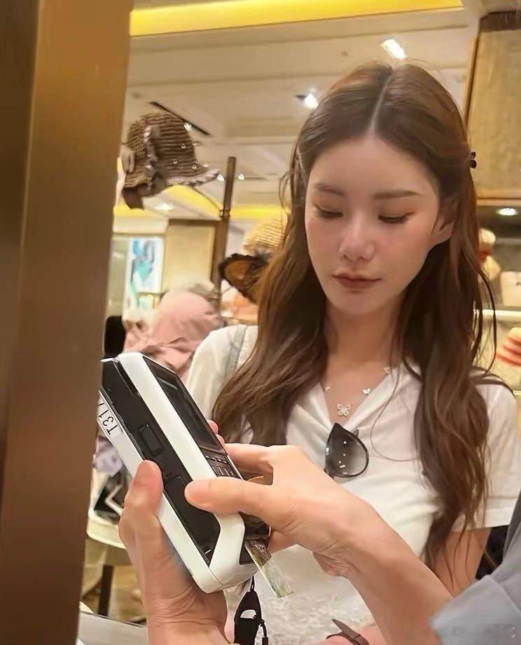 难怪汪小菲这么着急忙慌的把小杨阿姨给叫回来呢，原来他跟马筱梅要去樱花国了。最近张