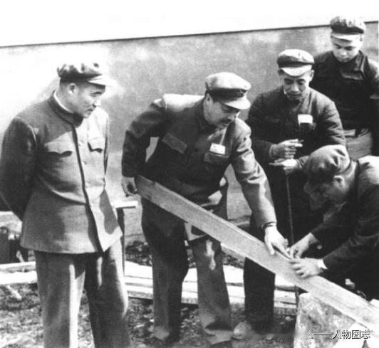 李达(左一)陪同贺龙(左二)视察西南军区部队营建工地。